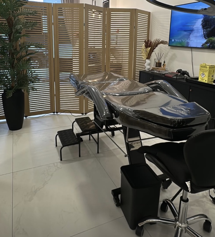 Sala de atendimento do estúdio com maca profissional