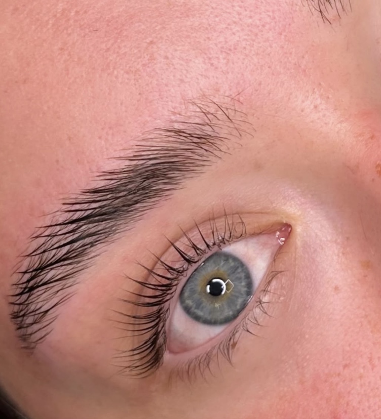 Close de olhar com cílios curvados após lash lifting