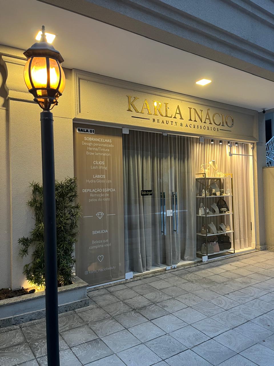 Fachada iluminada do Estúdio Karla Inácio Beauty & Acessórios