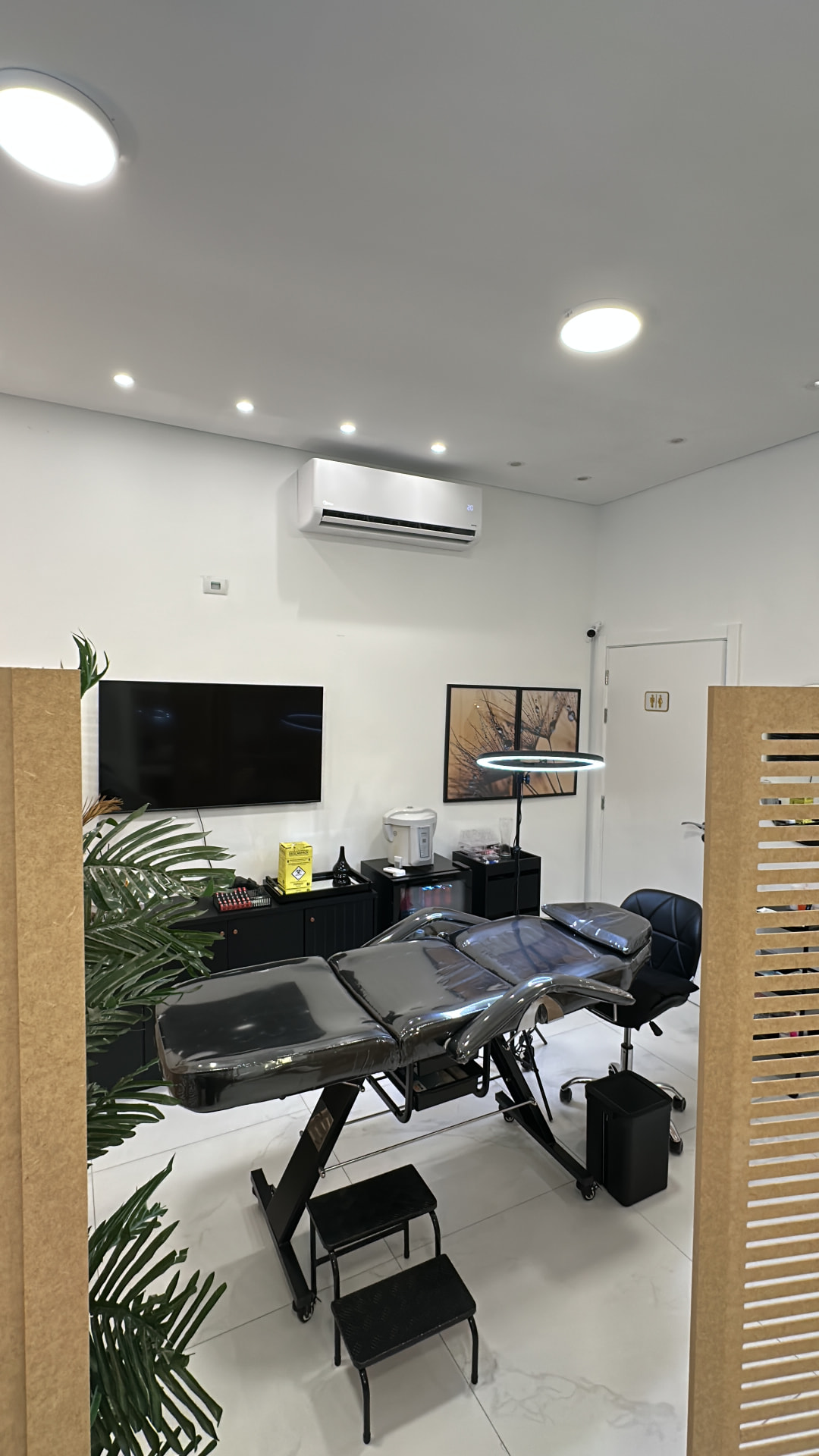 Sala de procedimentos com maca profissional e ring light