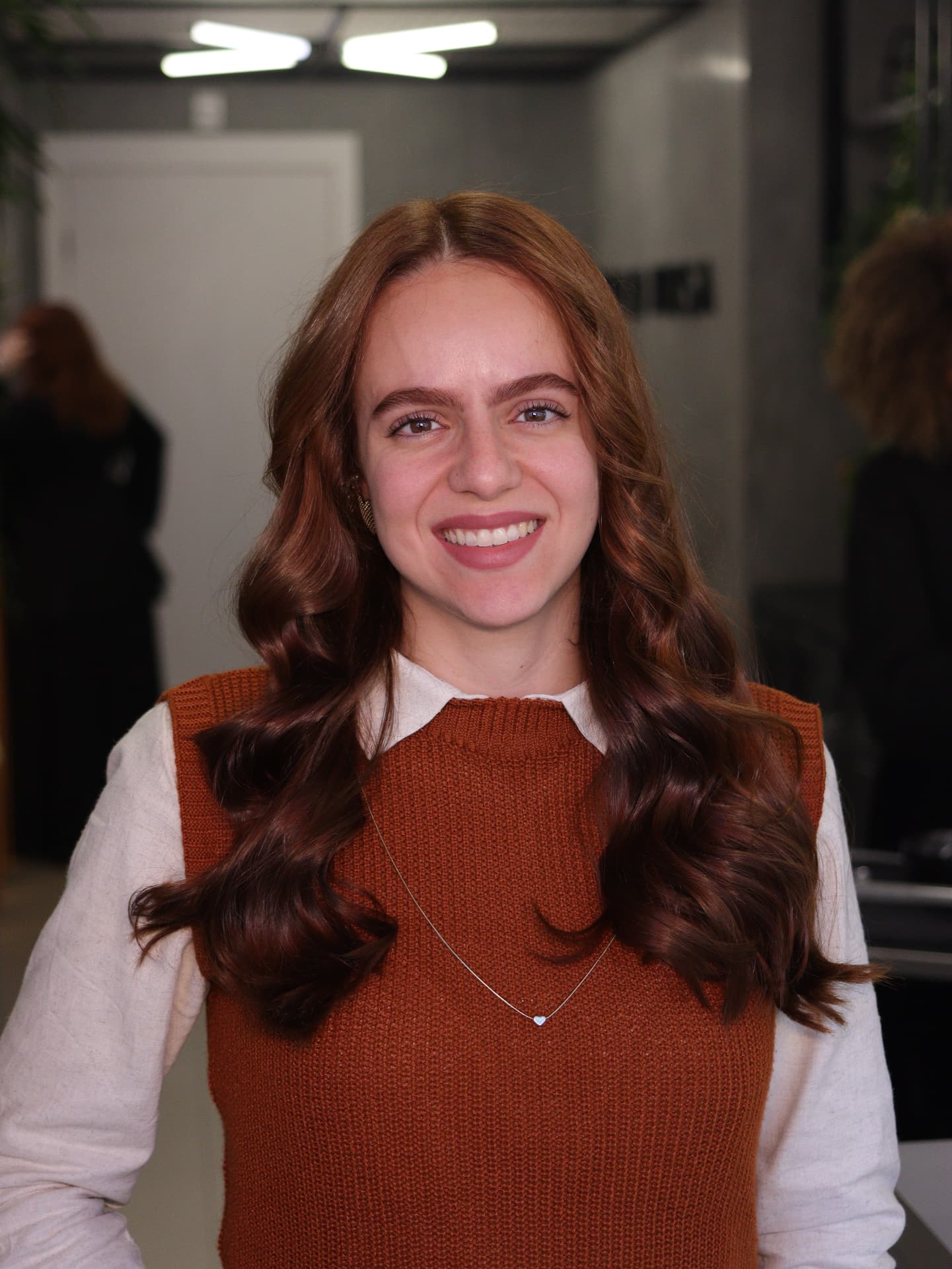 Karla Inácio, especialista em design de sobrancelhas e cuidados faciais em Itapema
